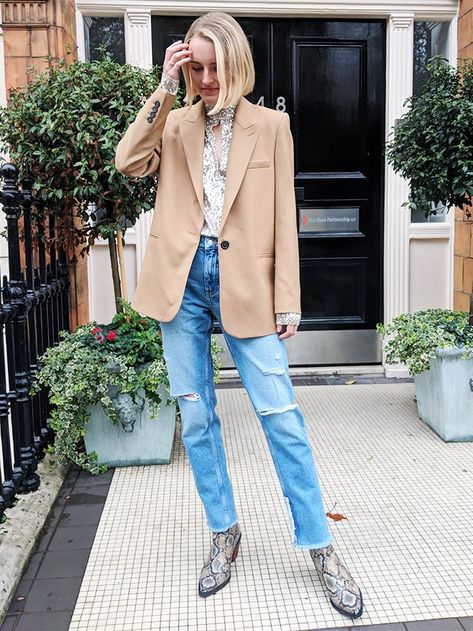 Booties Outfit, Distressed Mom Jeans, Brands Fashion, Outfit Formulas, My Outfit, Denim Branding, Fashion Editor, Ladies Dress Design, Boots Outfit