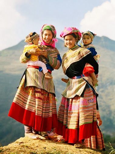 VIETNAM IMAGE OF THE COMMTNITY OF 54 ETHNIC GROUPS Vietnam is the homeland of many nationalities. All are descendants of Lac Long Quan and Au Co, hatching out of a hundred eggs, half of them following their mother to the mountain, the other half accompanying their father to the sea. http://visa2vietnam.blogspot.com/2013/11/vietnam-image-of-commtnity-of-54-ethnic.html Cultural Iceberg, Beautiful Vietnam, Hmong Clothes, The Other Half, Other Half, Vietnam Travel, People Of The World, World Cultures, Descendants