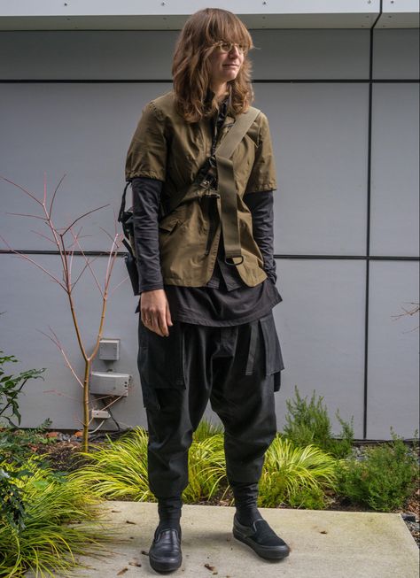 Apocalypse Outfit Men, Parkour Outfits, Changeling Druid, Woodsy Fashion, Post Apocalyptic Outfit Male, Apocalypse Outfit Male, Techwear Summer, Solarpunk Fashion, Apocalypse Outfit