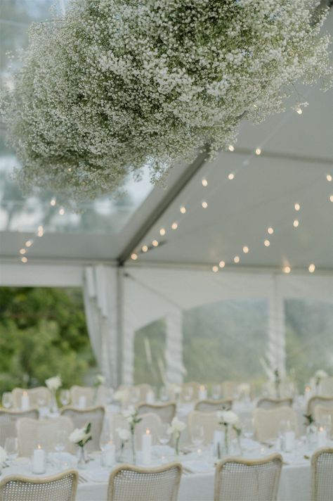 Baby breath cloud hangs from the ceiling in the clear top tent | Lindsay Plank Events. Niagara and Toronto Wedding Planner. tented wedding inspiration, classic and modern tented wedding inspiration, babies breath club, hanging floral installation in tent, elegant wedding inspiration, outdoor wedding, estate wedding planning tips, estate wedding inspiration, white and greenery outdoor wedding. Marquee Floral Installation, Clear Wedding Tent Decorations, Tent Floral Installation, Wedding Tent Florals, Wedding Tent Ceiling Decor, Wedding Marquee Flowers, Hanging Florals Wedding, Wedding White Tent, Hanging Floral Wedding