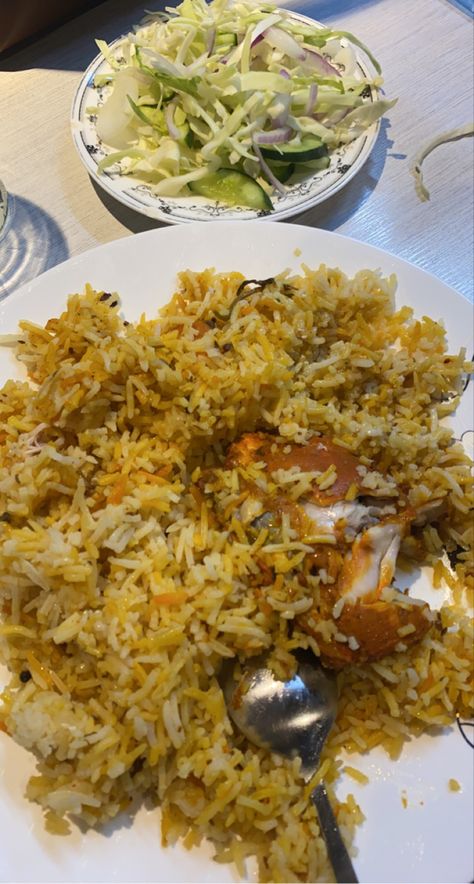 Chicken Biryani Snap, Biryani Pics, Biryani Aesthetic, Biryani Snap, Homemade Biryani, Easy Chicken Biryani, Biryani Food, Garnish Ideas, Easy Chicken And Rice