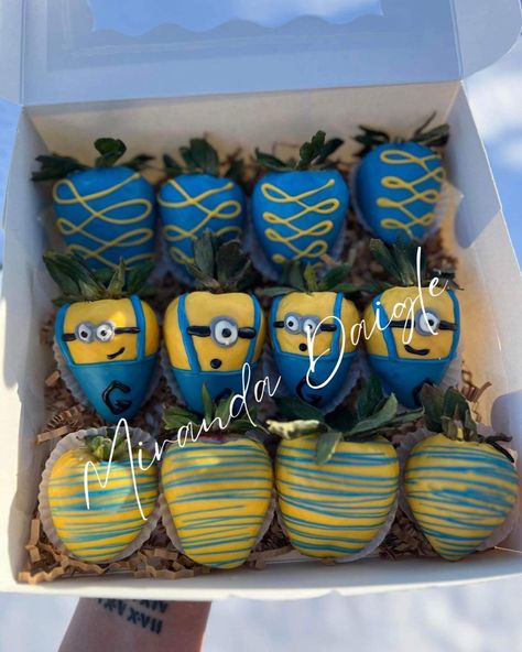 #minions #minionstrawberries #chocolatecoveredstrawberries Minions Chocolate Covered Strawberries, Minion Strawberries, Edible Arrangements Diy, Minion Treats, Strawberries Ideas, Breakable Hearts, Chocolate Covered Fruit, Bts Birthdays, Minion Party