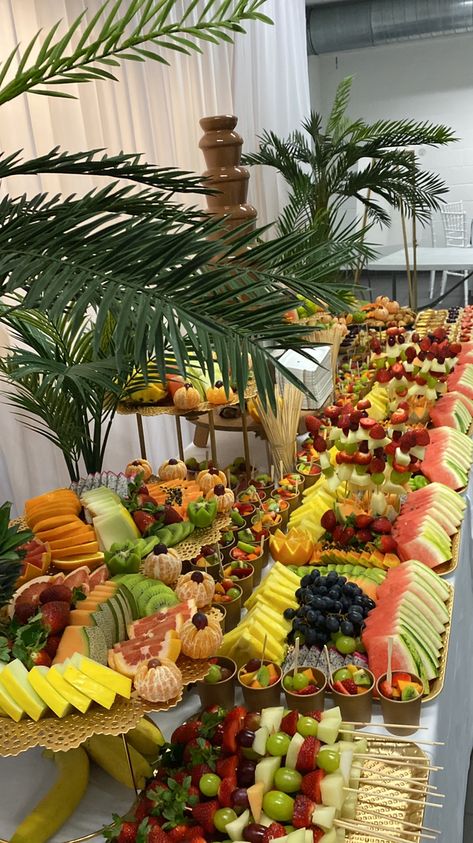 Fruit Salad Buffet, Wedding Fruit Table, Fruits Buffet, Mango Display, Fruit Platter Ideas Wedding, Pastries Buffet, Lao Wedding, Fruit Tables, Wedding Charcuterie