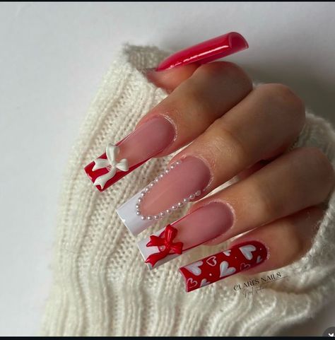 #december #decembernails #nailsofinstagram #nails #red #inspo White Valentines Nails, Holiday Nails Designs, Gel X Nail Ideas, Christmas Nail Inspo, Elegant Touch Nails, Gel X Nail, Nails And Spa, Nails Board, Holiday Nail Designs