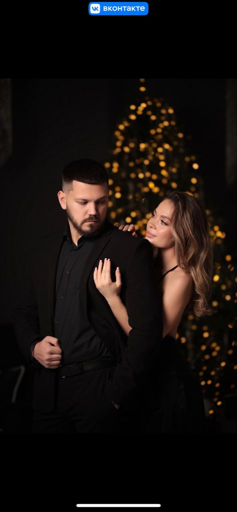 Couple Poses For Christmas Pictures, Poses For Christmas Pictures, Couple Poses Christmas, Fake Couple Pics, Navidad Aesthetic, Christmas Couple Pictures, Christmas Poses, Photoshoot Inspo, Christmas Couple