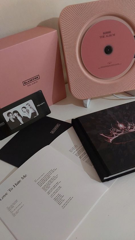 Blackpink Merch Fotos Kpop Blackpink Merch Aesthetic, Blackpink Album Aesthetic, Blackpink Room, Kpop Merch Aesthetic, Blackpink Album, Blackpink Photocards, Jennie Fashion, Blackpink Merch, Merch Aesthetic