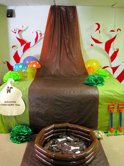 Chocolate Waterfall by a. modern home, via Flickr....plastic cups flipped upside down with bowls flipped too and placed on top with white circular stickers ...mushrooms Wonka Decorations, Stickers Mushrooms, Willy Wanka, Chocolate Waterfall, Music Theme Party, Willy Wonka Halloween, Chocolate River, Circular Stickers, Chocolate Factory Party