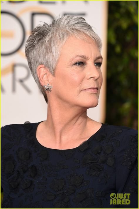 jamie lee curtis julia louis dreyfus 2016 golden globes 04 Jamie Lee Curtis Hair, Grey Hair Looks, Gray Hair Pixie Cuts, Short Silver Hair, Lee Curtis, Short Grey Hair, Super Short Hair, Jamie Lee Curtis, Mom Hairstyles