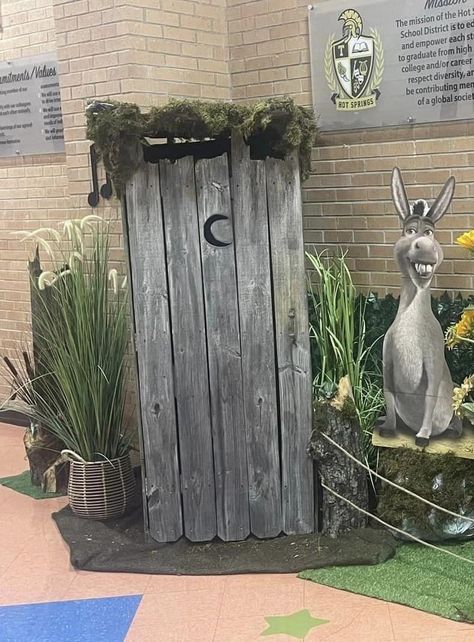 Shrek Door Decoration, Shrek Christmas Decorations, Shrek Photo Booth, Shrek Decorations Diy, Shrek Outhouse, Shrek Trunk Or Treat Ideas, Shrek Halloween Decorations, Shrek Swamp Decorations, Shrek Backdrop