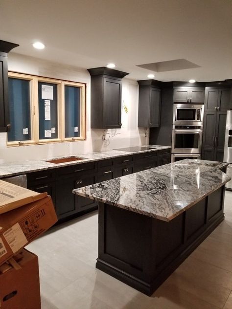 Black And White Granite Countertops, Kitchen Countertops Decor Ideas, Kitchen Countertops Decor, White Granite Countertops, Dark Countertops, Countertop Ideas, Black Granite Countertops, Black Countertops, Black Kitchen Cabinets