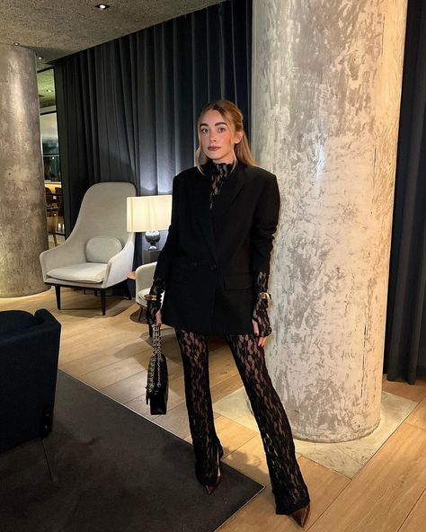 about friday night ✨ | Instagram Ootd Night Out, Lace Pants Outfit, Friday Night Outfit, Friday Night Live, La Outfits, Xmas 2024, Sequin Dresses, New Years Outfit, Euro Summer