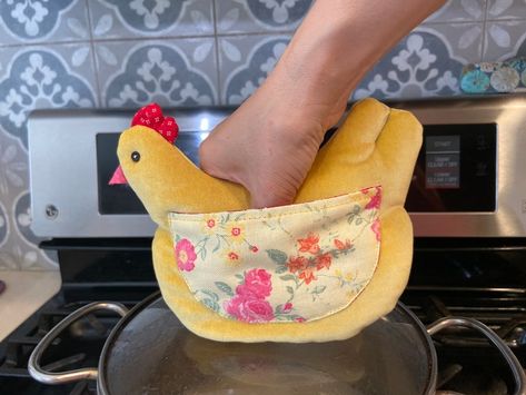 Chicken Pot Holder, Dish Towel Crafts, Shaped Kitchen, Diy Sewing Gifts, Chicken Crafts, Potholder Patterns, Farm Crafts, Towel Crafts, Cute Chickens