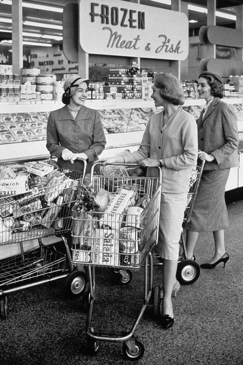 Three Women Talking In Frozen Food Aisle Of Supermarket, 1950s Vintage Foto's, Vintage Housewife, Frozen Meat, Retro Housewife, Three Women, Photo Vintage, Vintage Life, Grocery Shop, The Good Old Days