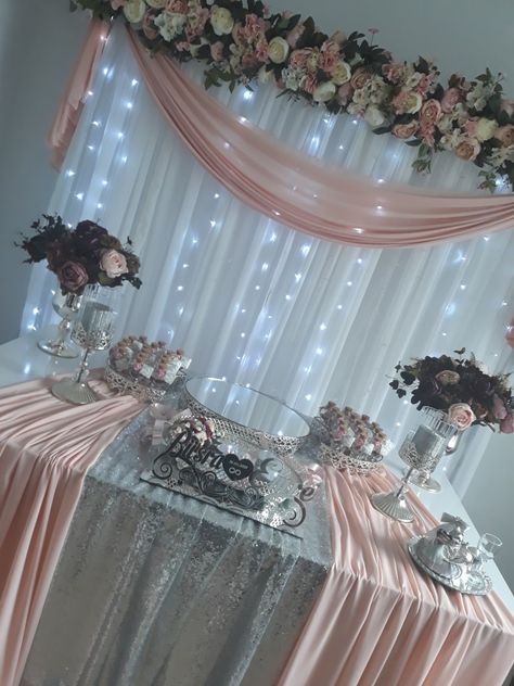 Quinceanera Simple Decorations, Simple Quinceanera Decorations, How To Decorate A Table, 15 Table Decorations, 15 Decorations Ideas, Quinceanera Main Table Ideas, Quinceanera Pink, Quinceanera Planning, Quince Decorations