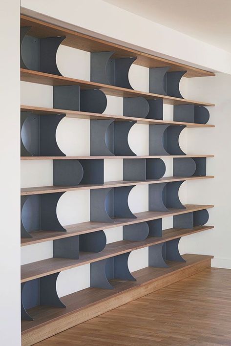 Round Shelves, Oak Library, Diy Wood Crafts, Diy Kids Furniture, Scrap Wood Crafts, Shelving Design, Showroom Interior Design, Woodworking Business, Bookshelf Design