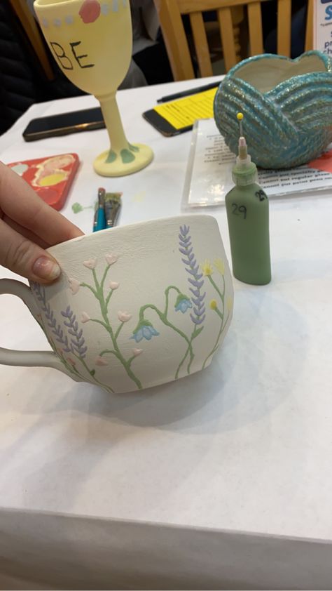 Ceramics Cafe Ideas Design, Painting Pottery Ideas Flowers, Ceramic Painting Cup Ideas, Pottery Painting Ideas Floral, Pottery Cafe Ideas, Cup Painting Ideas Aesthetic, Pottery Painting Cup Ideas, Cup Pottery Painting Ideas, Aesthetic Mug Painting