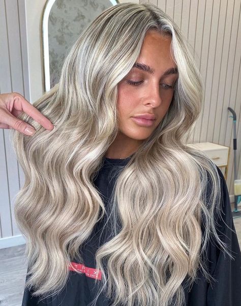 Loose Waves with Beige Blonde Balayage Blonde Platinum Hair, Beige Blonde Balayage, Milkshake Hair Products, Blonde Platinum, Design Kurti, Balayage Hairstyles, Icy Blonde Hair, Icy Blonde, Beige Blonde