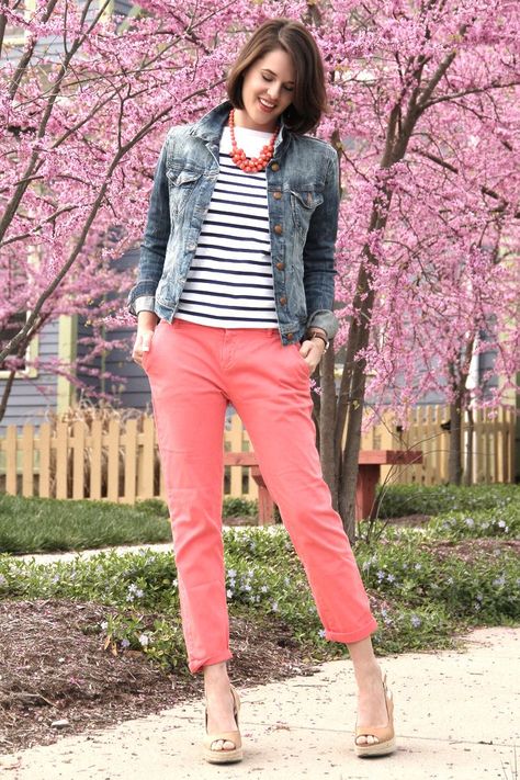 Coral Pants Outfit, Cute Teacher Outfits, Coral Jeans, Coral Pants, Look Jean, Cute Spring Outfits, Outfit Trends, Teacher Outfits, Pink Pants