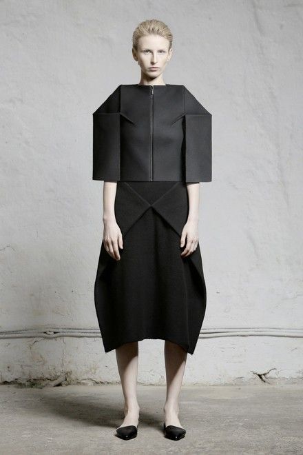 Geometric Fashion Design, Avant Garde Dresses, Zero Waste Fashion, Sculptural Fashion, Genderless Fashion, Geometric Fashion, Fashion Silhouette, Woman Suit Fashion, Future Fashion