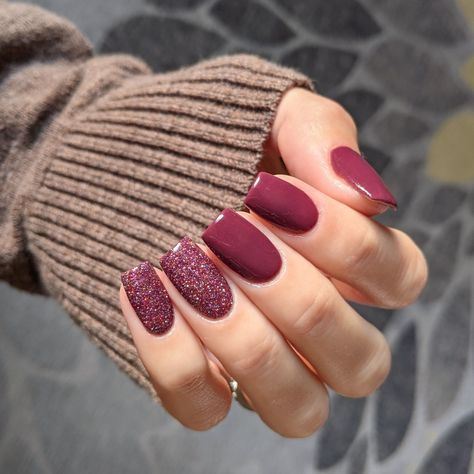 Maroon Acrylic Nails, Burgundy Nail Designs, Red Nails Glitter, Mauve Nails, Solid Color Nails, Gel Set, Simple Gel Nails, Burgundy Nails, Makeup Aesthetic