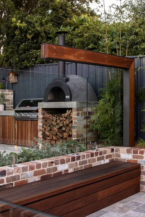 20 Inspiring Australian Pizza Oven Designs | Houzz AU Outdoor Pizza Oven Area, Home Pizza Oven, Pizza Oven Outdoor Kitchen, Brick Bbq, Diy Pizza Oven, Outdoor Bbq Area, Oven Design, Brick Pizza Oven, Outdoor Bbq Kitchen