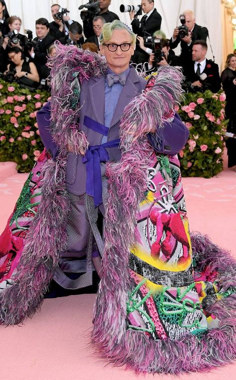 Hamish Bowles from The Most Outrageous Looks at the 2019 Met Gala  Bowles is serving us lewks, hunny! From the dramatic feather boas lining his vibrant cape (which is decked out in colorful graffiti) to the lavender suit, he pulls out all the stops. Hamish Bowles, Gala Outfits, Camp Fashion, Outrageous Fashion, Met Gala Outfits, Amber Valletta, Gala Outfit, Lena Dunham, Met Ball