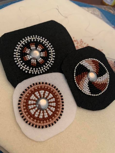 Moccasin Earrings, Beaded Beanie, Beaded Medallion, Beaded Hat Bands, Native American Beadwork Patterns, Beautiful Beaded Earring, Native Beading, Diy Wire Earrings, Native Beading Patterns