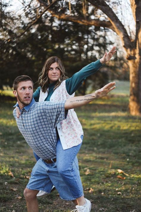 This Couple’s ‘Awkward’ Engagement Photos Are Everything Awkward Sibling Photos Hilarious, Funny Sibling Pictures Ideas Photo Shoot, Cringy Photoshoot, Funny Sibling Photos, Funny Sibling Pictures, Jcpenney Photoshoot, Unconventional Engagement Photos, Awkward Couple, 80s Photoshoot