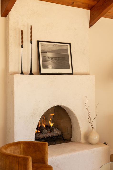 Spanish Revival Fireplace Ideas, White Plaster Fireplace Mid Century, Spanish Stucco Fireplace, Arch Above Fireplace, Adobe Style Fireplace, Stucco Fireplace Wall, Spanish Modern Fireplace, Vintage Spanish Style Homes, Organic Fireplace Design