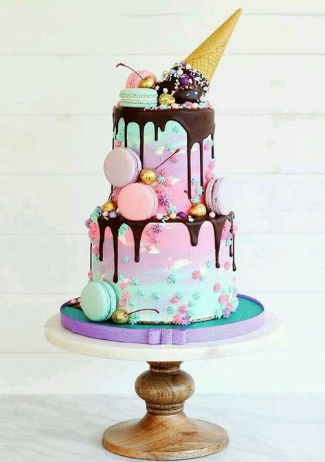 Ice cream drip cake with candy and macarons Tort Special, Gökkuşaği Pasta, Cactus Cake, Unicorn Birthday Cake, God Mat, Crazy Cakes, Ice Cream Party, Unicorn Cake, Drip Cakes