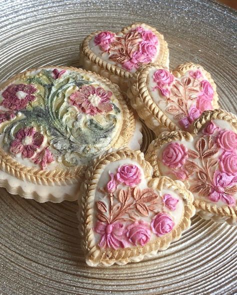 SPRINGERLE COOKIES – For the Love of Cookies Springerle Cookies, Pretty Dessert, Cute Baking, Pretty Birthday Cakes, Cute Desserts, Pretty Cakes, Cute Cakes, Food Obsession, Cafe Food