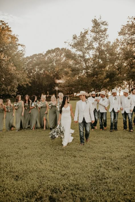 Bride And Groom Table Outdoor Wedding, Wedding Ideas Ranch Style, Wedding Ideas Southern, Country Green Wedding, Spring Wedding Country, 2023 Country Wedding, Groom And Groomsmen Attire Country, Outdoor Western Wedding Ideas, Western Vibe Wedding