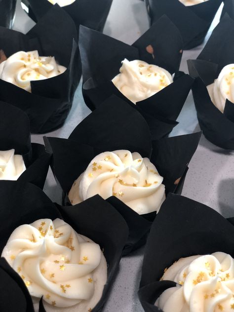 Black White And Gold Engagement Party, Black And White Dessert Table Ideas, Black Gold Cupcakes Ideas, Black And Gold Wedding Cupcakes, White Black And Gold Cupcakes, Black White And Gold Treats, Black And White Cupcakes Ideas, Gold Cupcakes Ideas, Black White And Gold Cupcake Ideas