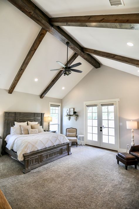 Barndo Master Bed, Future House Interior Bedrooms, Barndominium Master Bed, Barndominium Bedroom Ideas, Barndominium Bedroom, Farmhouse Master Bed, Bedroom With Ceiling, Country Future, Pretty Farmhouse