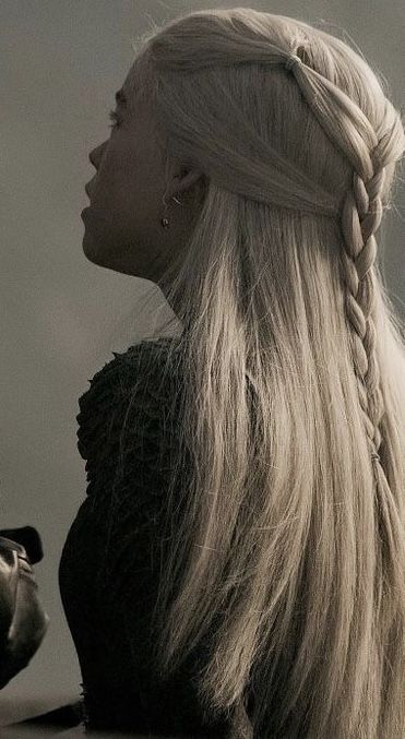 Targaryen Hair, Queen Rhaenyra, Medieval Hairstyles, Fantasy Outfits, Nails Arts, Medium Layered Haircuts, Rhaenyra Targaryen, Gra O Tron, Dr House