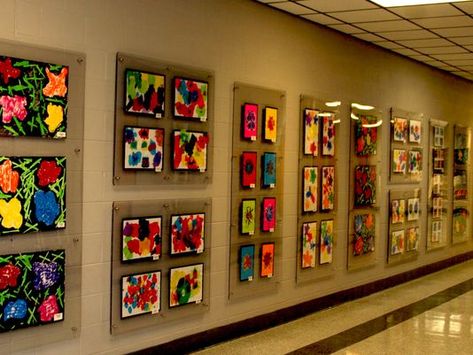 Art Gallery Paintings Display, Art Gallery Classroom Display, School Art Gallery Display Ideas, Students Art Work Display, Student Art Exhibition, Student Art Gallery, Display Student Artwork Classroom, School Art Gallery, Art Show Display Ideas