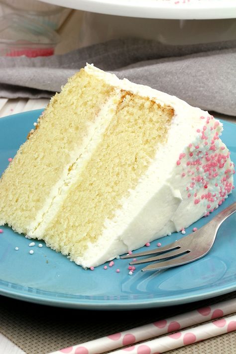 This Vanilla Cake with Whipped Cream Cheese Frosting is perfectly moist, easy and airy vanilla cake with filling made of vanilla cream cheese and heavy whipping cream. Eggnog Desserts, Yule Recipes, Cheesecake Treats, Baklava Recept, Chocolate Eggnog, Tiramisu Recept, Homemade Vanilla Cake, Holiday Flavors, Christmas Eggnog