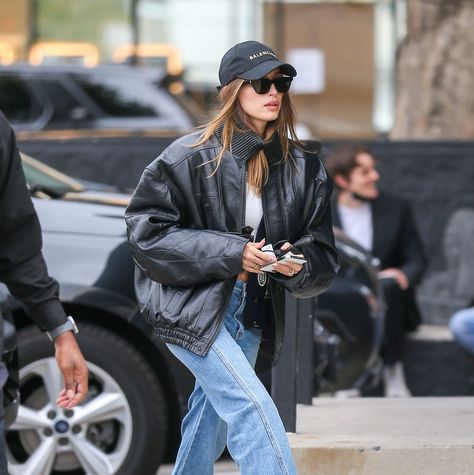 Balenciaga Cap Outfit Women, Black Cap Women Outfit, Balenciaga Hat Outfit, Cap Street Style, Balenciaga Cap Outfit, Outfit Ideas With Cap, New Era Hat Outfit Women, New York Cap Outfit, Brown Cap Outfit