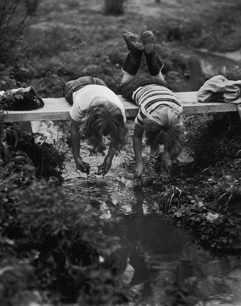 Kids Outdoor Play, Career Inspiration, Job Ideas, Boys Playing, Jolie Photo, Vintage Photographs, Photography Inspo, Family Pictures, Precious Moments