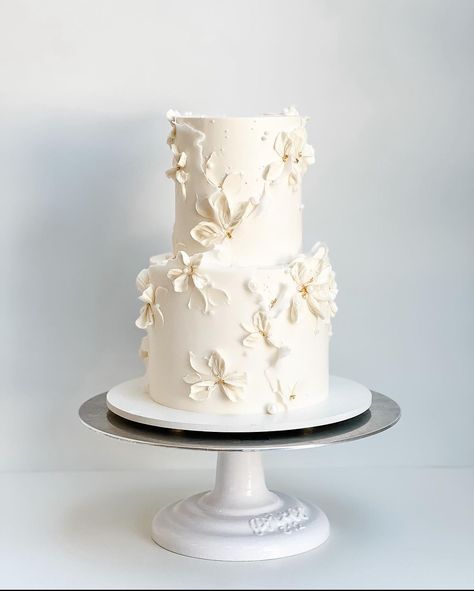 Flower Petal Cake, Buttercream Floral Wedding Cake, 2024 Wedding Cake, Wedding Cake 2024, Wedding Cake Minimalist, Wedding Cakes And Cupcakes, Classy Wedding Cakes, Wedding Cake Simple Elegant, Wedding Cakes Elegant