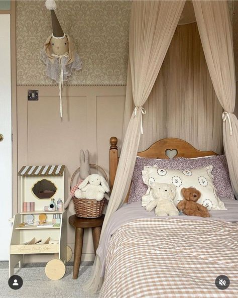 Ditsy Bedroom Ideas, Vintage Toddler Rooms Girl, Vintage Girls Room Ideas, Country Kids Room, Girls Vintage Bedroom, Children Bedroom Ideas, Whimsical Girls Room, Vintage Girls Bedroom, Kids Room Aesthetic