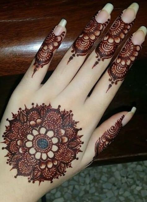 Mehndi Designs Finger, Round Mehndi Design, Tato Henna, Finger Henna Designs, Henna Tattoo Hand, Full Hand Mehndi, Tattoo Trend, Henna Art Designs, Simple Henna Tattoo