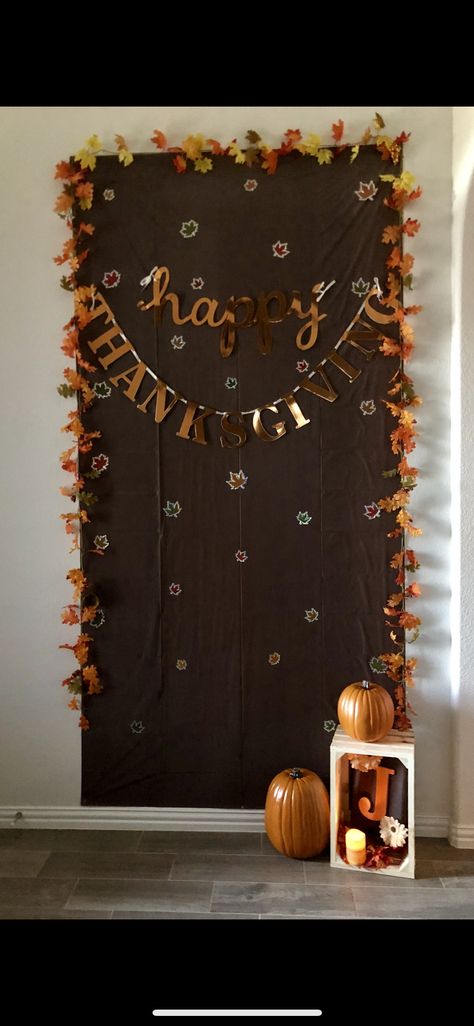 Simple Thanksgiving Photo Backdrop, Diy Thanksgiving Backdrop Ideas, Thanksgiving Photo Backdrop Ideas, Thanksgiving Photoshoot Backdrop, Thanksgiving Decorations Photo Booth, Easy Fall Backdrop Ideas, Thanksgiving Picture Backdrop Ideas, Cheap Diy Thanksgiving Decorations, Thanksgiving Photo Backdrop Diy