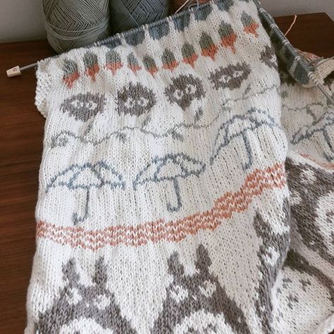 Crochet My Neighbor Totoro, Studio Ghibli Crochet Blanket, Ghibli Knitting, Anime Knitting, Totoro Blanket, Ghibli Crochet, Maglia Fair Isle, Miyazaki Anime, Cat Bus