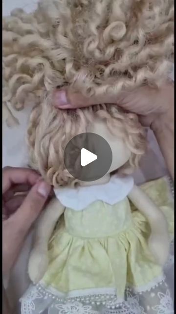 Tilda Doll Hair Tutorial, How To Make Doll Hair, Diy Doll Wig, Fabric Dolls Tutorial, Rag Doll Hair, Diy Yarn Dolls, Diy Doll Hair, Doll Hairstyles, Diy Rag Dolls