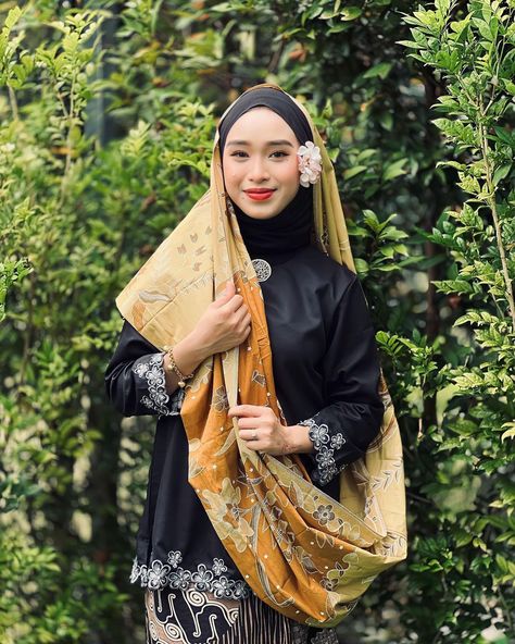 Kebaya Modern Dress, Ootd Poses, Outfit Dinner, Simple Prom Hair, Dress Design Sketches, Traditional Attire, Graduation Outfit, Muslim Girls, Modern Dress