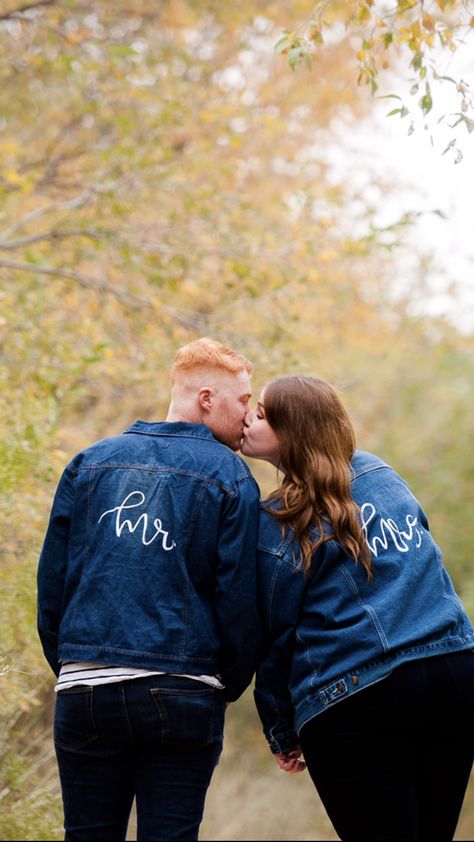 Engagement photos denim jackets Engagement Photos Denim, Engagement Photos Jeans, Engagement Photo Dresses, Groom In Jeans, Engagement Outfits Summer, Outfits Jean, Casual Engagement Photos, Photoshoot Pictures, Engagement Photo Dress