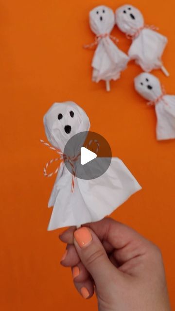 Lollipop Ghosts, Diy Halloween Party Favors, Ghost Lollipops, Diy Halloween Party, Halloween Lollipop, Doc Mcstuffins Party, Halloween Party Diy, Halloween Party Favors, Halloween Food For Party