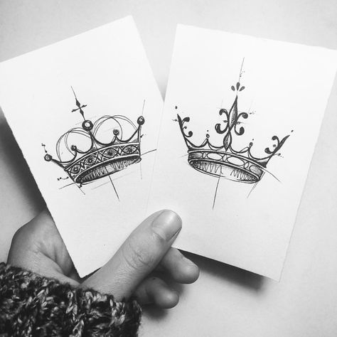 1,238 Me gusta, 66 comentarios - MÒNIC∆  S∆MPIETRO © (@monicasampietrotattoo) en Instagram: "Mr. & Mrs. ( Disponibles )" Crown Tattoos For Women, Queen Tattoo, Tattoo Zeichnungen, Cat Tattoos, Geniale Tattoos, Tiny Tattoo, Crown Tattoo, Matching Tattoos, Sleeve Tattoo