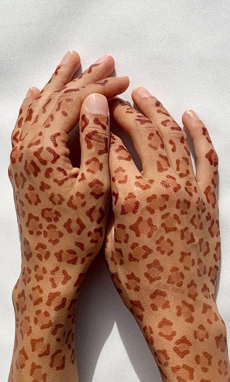 Henna Designs, Simple henna designs, henna designs 2023, minimal henna design Acylics Nails, Animal Henna Designs, Minimal Mehendi, Minimal Henna, Henna Palm, Henna Designs Simple, Simple Henna Designs, Unique Henna, Palm Mehndi Design